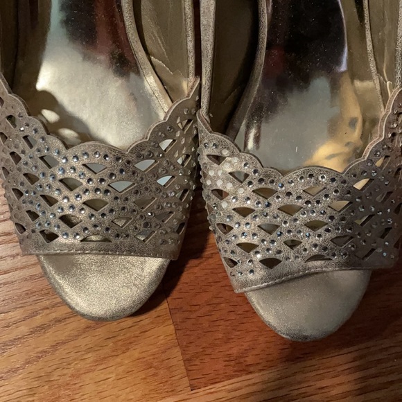 Pumps - Picture 2 of 8